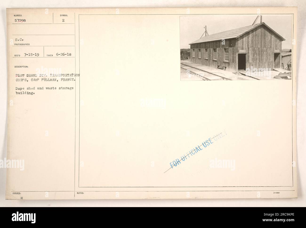 Edificio di deposito rifiuti e deposito di rifiuti a Camp Pullman, Francia, utilizzato dal 21st Grand Division Transportation Corps durante la prima guerra mondiale. Fotografia scattata il 26 giugno 1918 dal fotografo Reco. L'edificio è contrassegnato con il simbolo B. questa immagine è stata classificata come "solo per uso ufficiale" il 15 marzo 1919. Foto Stock