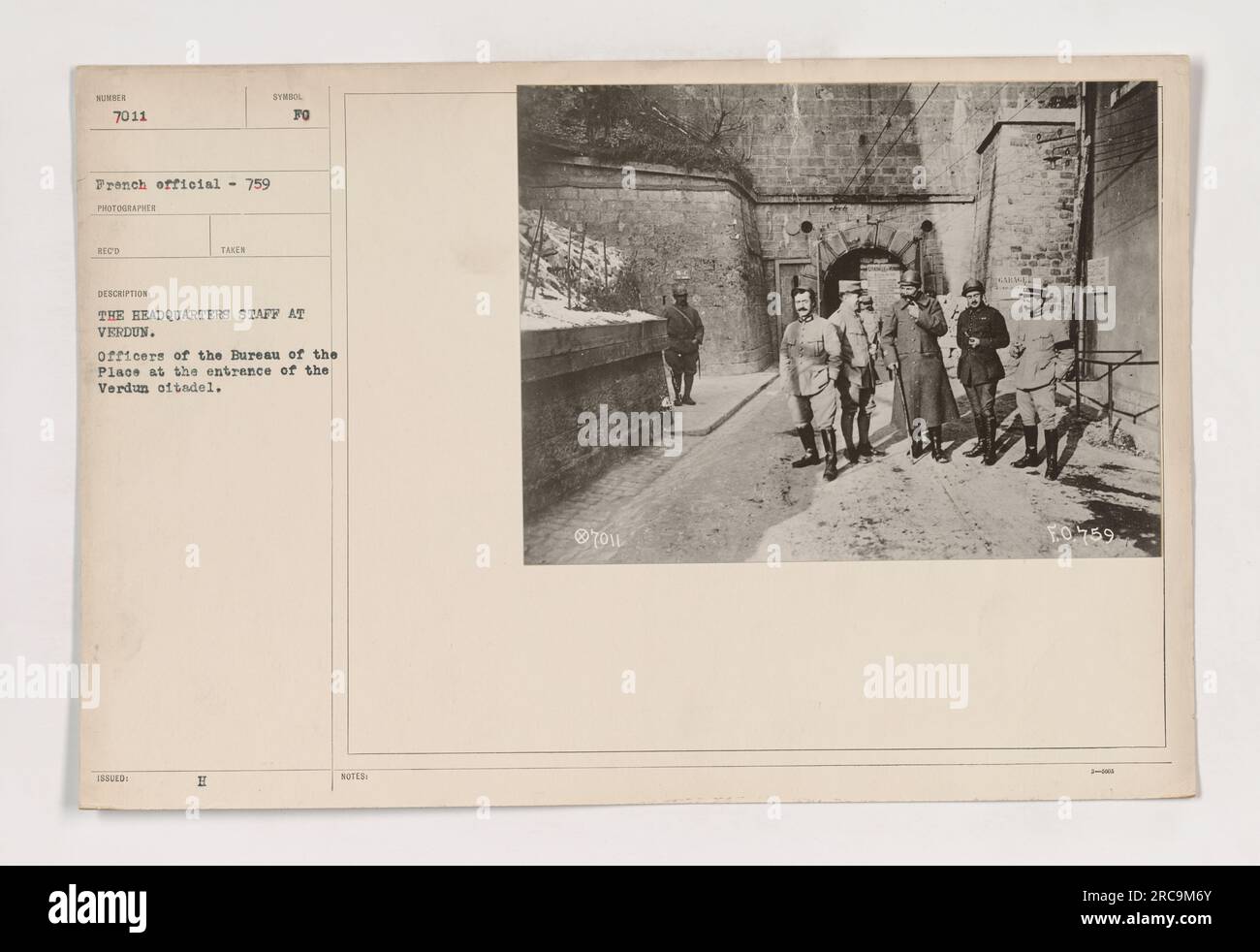 Una fotografia che raffigura lo staff del quartier generale a Verdun durante la prima guerra mondiale. L'immagine mostra gli ufficiali del Bureau of the Place di stanza all'ingresso del Verdun oftadel. Foto Stock