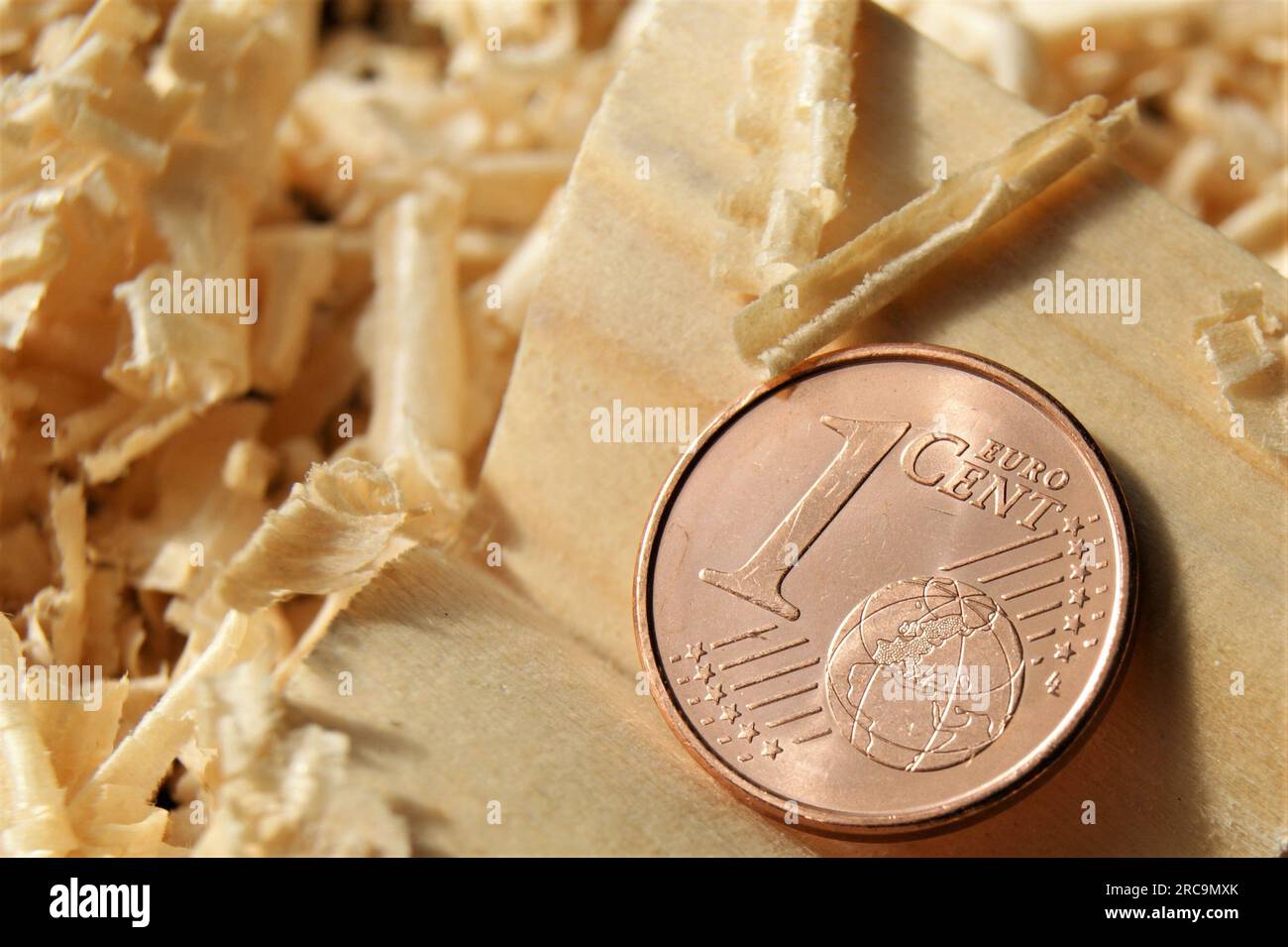 Valuta della zona euro 1 centesimo di euro. Una nuova moneta nel laboratorio del falegname. Foto Stock