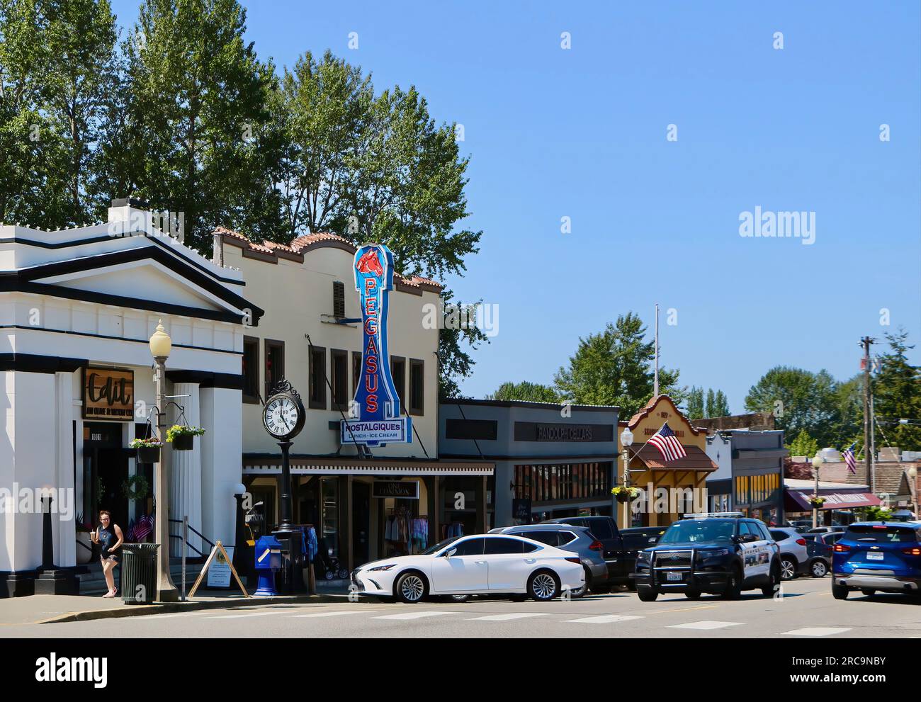 Piccola città America con un veicolo della Ford Police Interceptor Utility che guida lungo la 1st Street Snohomish Washington State USA Foto Stock