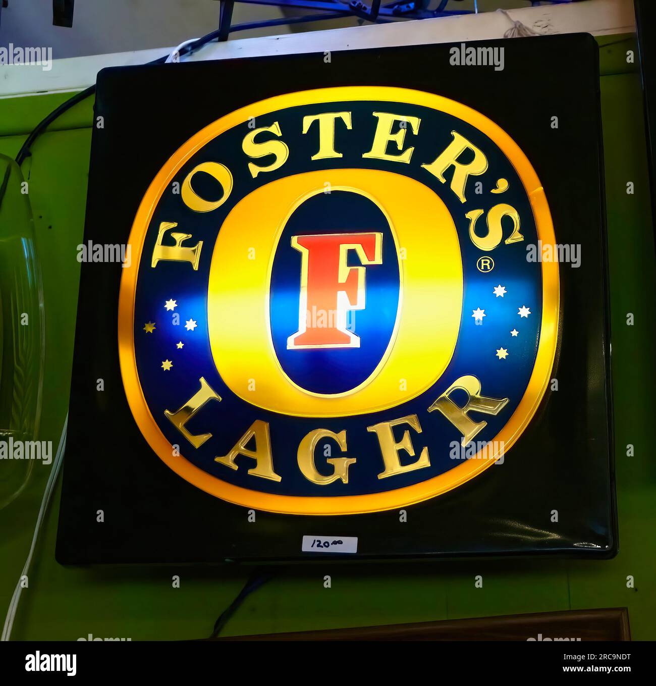 Foto di un cartello Foster's Lager illuminato in vendita in un negozio di antiquariato Snohomish Washington State USA Foto Stock