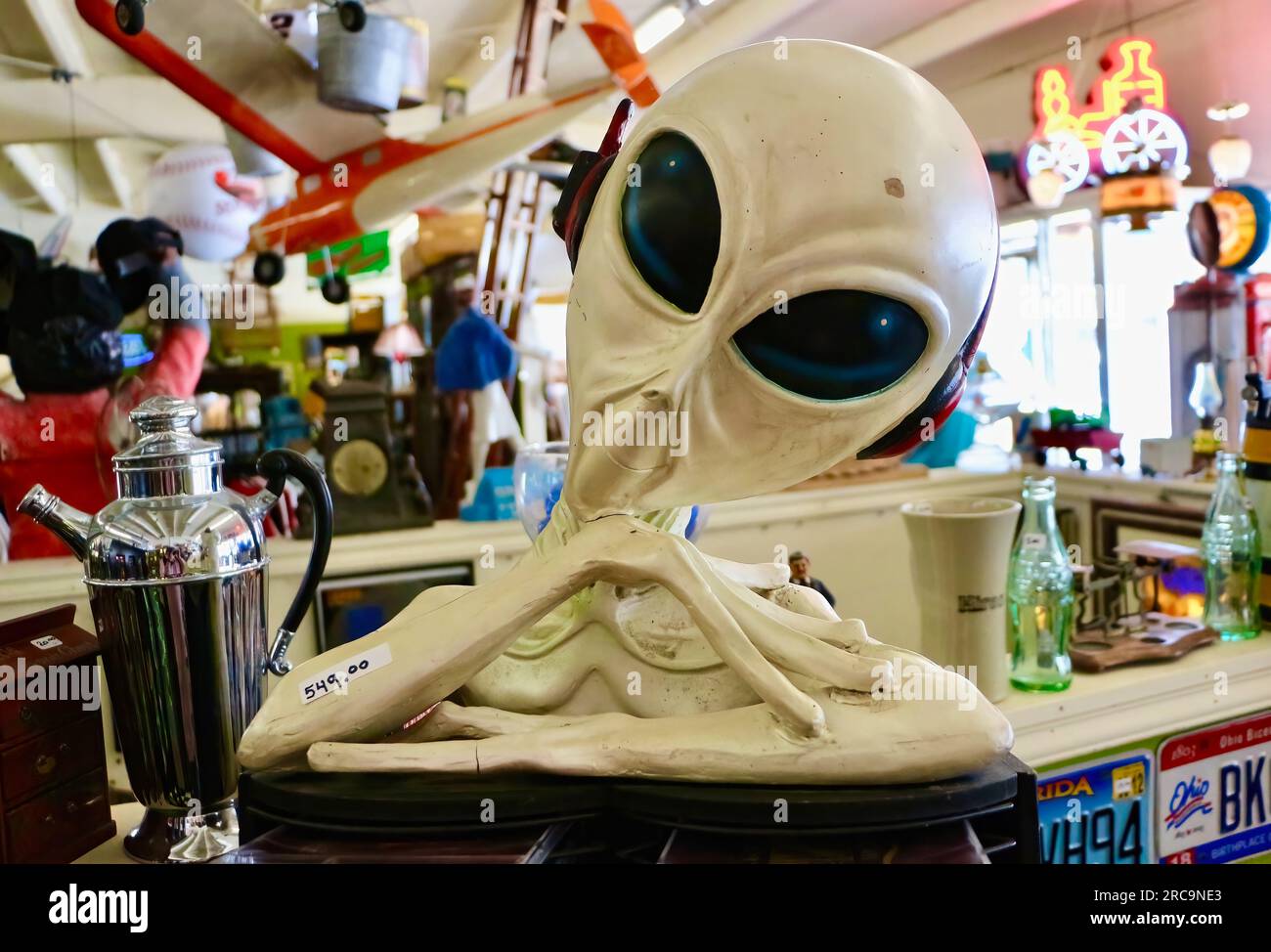 Foto di una statua di un alieno a grandezza naturale che indossa le cuffie in un negozio di antiquariato a Snohomish, Washington State USA Foto Stock