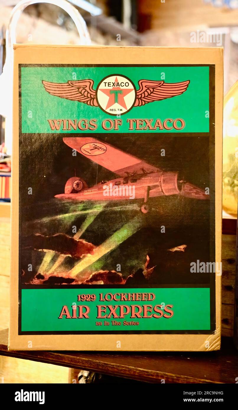 Foto di un modello di aeroplano Lockheed Air Express 1993 Wings of Texaco 1929 pressofuso in vendita in un negozio di antiquariato Snohomish Washington State USA Foto Stock