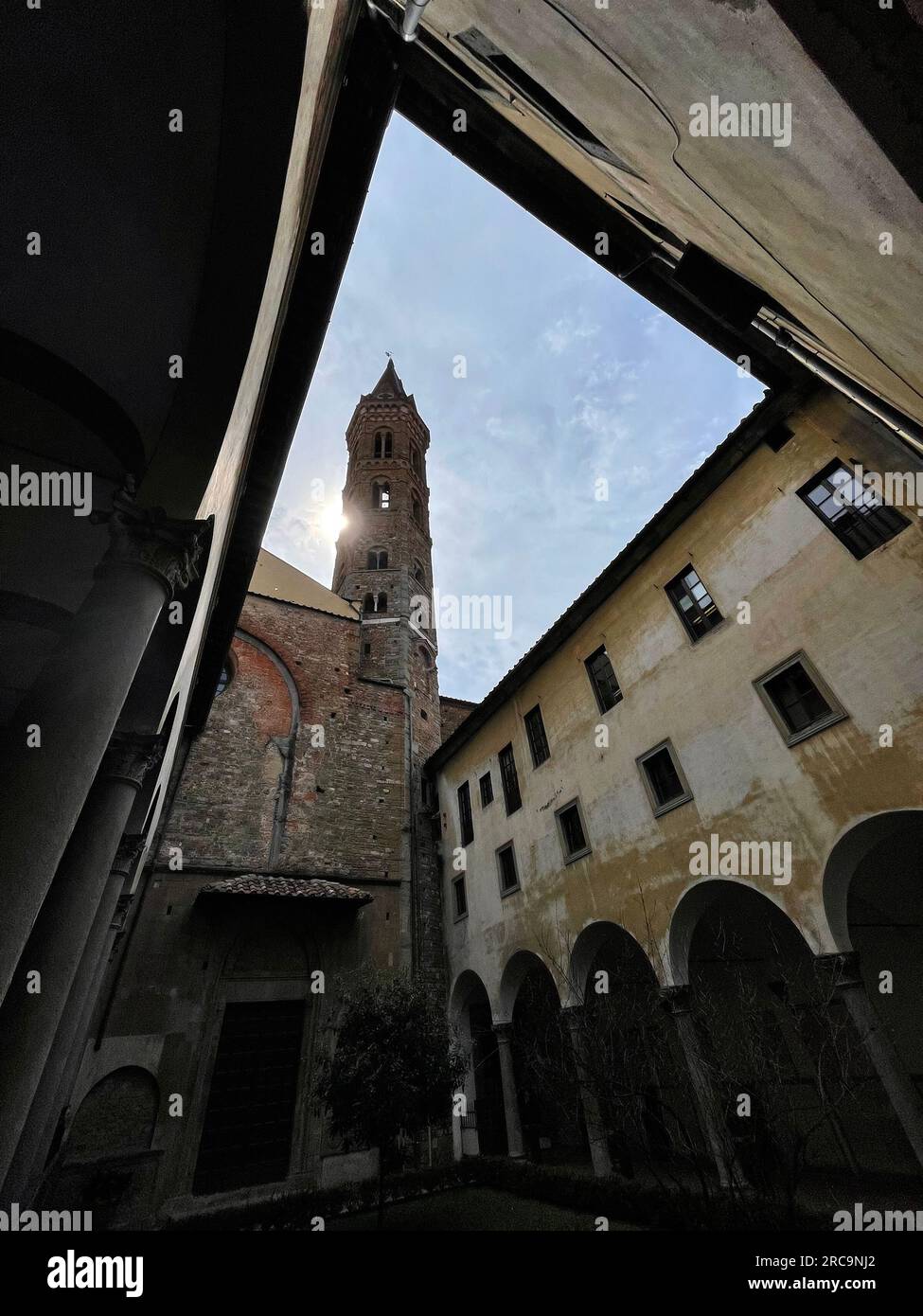 Firenze, Italia - Apr 6, 2022: Abbazia e chiesa di Badia Fiorentina oggi sede delle Comunità monastiche di Gerusalemme, situata sulla Via del Proconsolo, Foto Stock