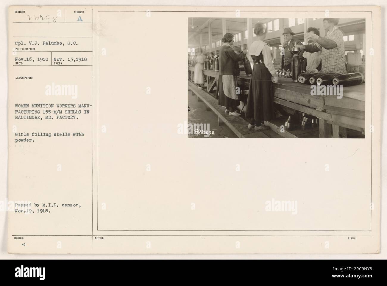 Donne operatrici di munizioni a Baltimora, Maryland, che producono proiettili da 155 mm. La fotografia raffigura ragazze che riempiono i gusci di polvere. Preso il 16 novembre 1918, è stato rivisto e approvato dal M.I.D. censor il 19 novembre 1918. Rilasciato con la nota numero 26295. Foto Stock