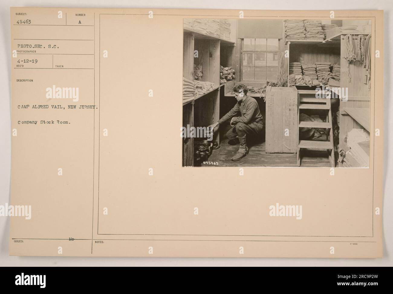 Camp Alfred Vail nel New Jersey, con il magazzino della compagnia. Questa foto è stata scattata il 12 aprile 1919. Fa parte della collezione "Photographs of American Military Activities during World War One", scattata da un fotografo con le iniziali SC. La descrizione della foto indica che è stata scattata a Camp Alfred Vail nel New Jersey e mostra il magazzino della società. La foto è etichettata come Sumber A Noteb #45469. Foto Stock