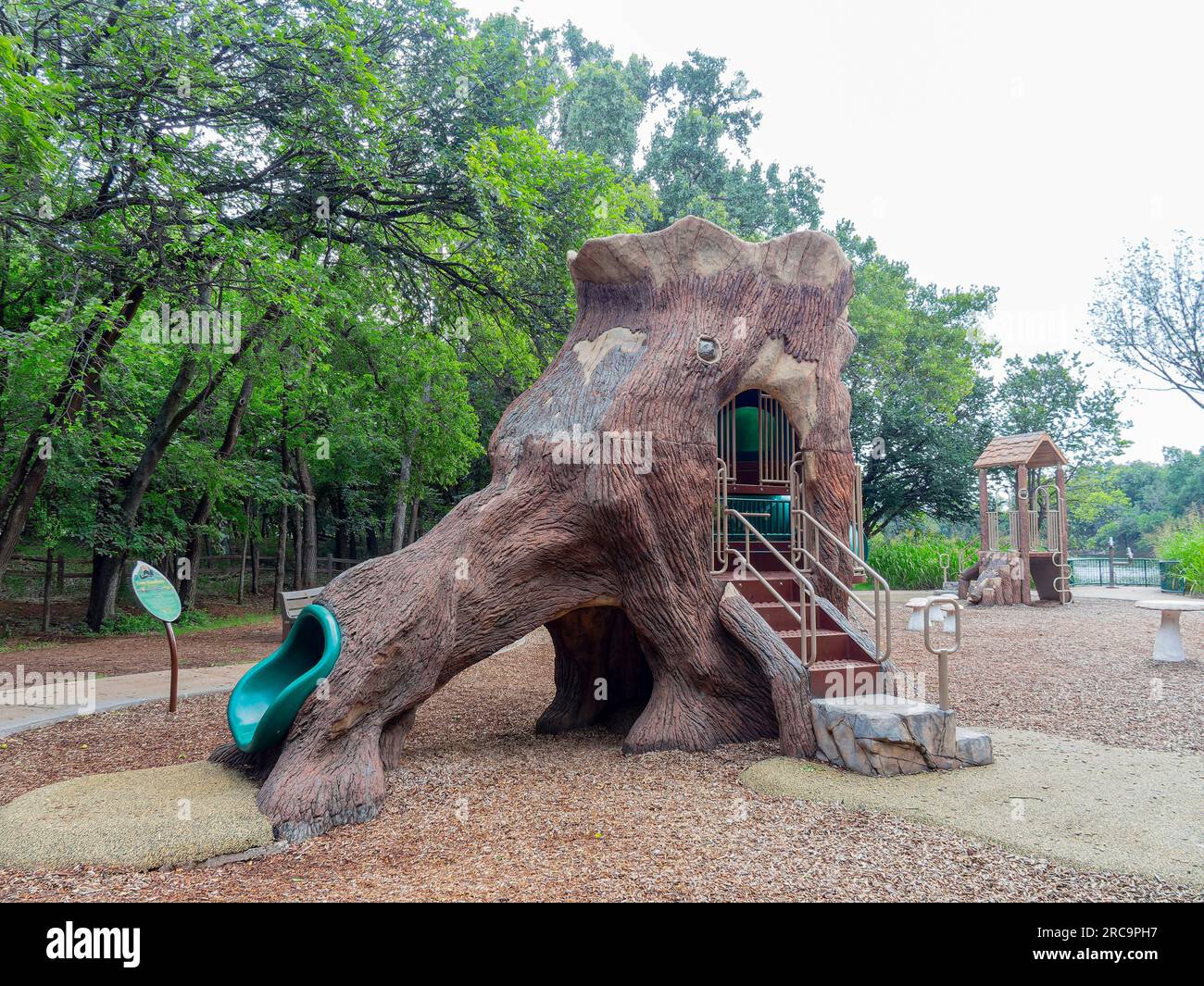 Soleggiata vista esterna del parco giochi del Martin Park Nature Center in Oklahoma Foto Stock