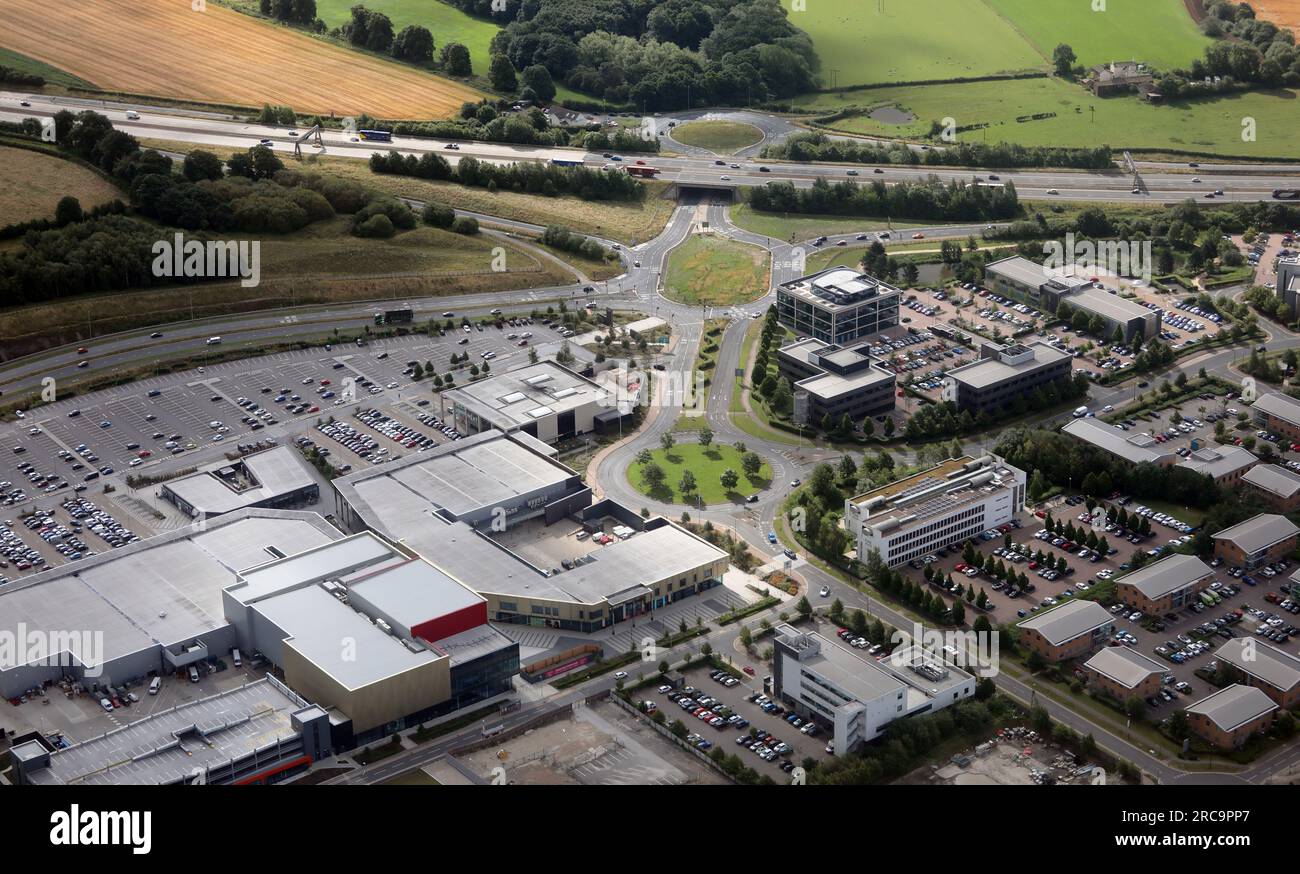 Vista aerea dello Springs Shopping Centre a Thorpe Park Leeds, incrocio 46 dell'autostrada M1, Colton, Leeds Foto Stock