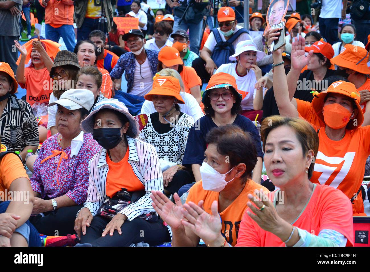 I manifestanti guardano le votazioni e reagiscono ai risultati su un grande schermo vicino al Parlamento thailandese. Sostengono Pita Limjaroenrat del Partito Move Forward. Quel partito ha vinto il maggior numero di voti nelle ultime elezioni. Protesta vicino al Parlamento, Bangkok, Thailandia. I manifestanti tailandesi guardano le votazioni su un grande schermo vicino al Parlamento thailandese. Sostengono Pita Limjaroenrat del Partito Move Forward. Il Parlamento vota il 13 luglio per decidere se il leader del partito di avanzamento, Pita Limjaroenrat, possa diventare il nuovo primo Ministro, ponendo fine a 9 anni di governo dall'ex capo dell'esercito Prayuth Chan-ocha. Foto Stock