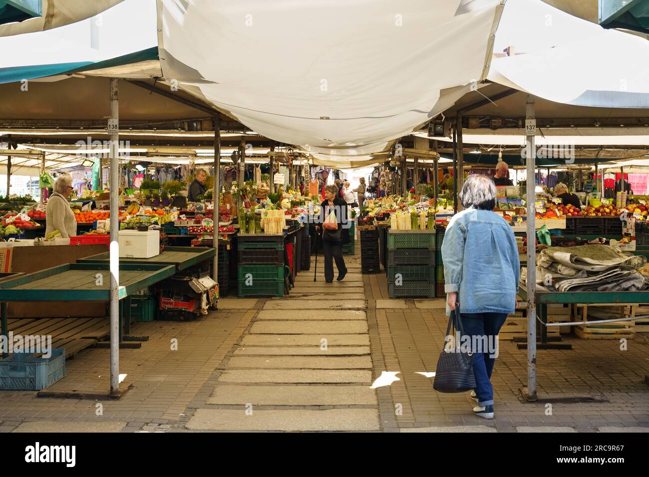 Poznan, Polonia - 21 aprile 2023: Acquirenti e venditori in un mercato di Street food nel centro della città. Foto Stock