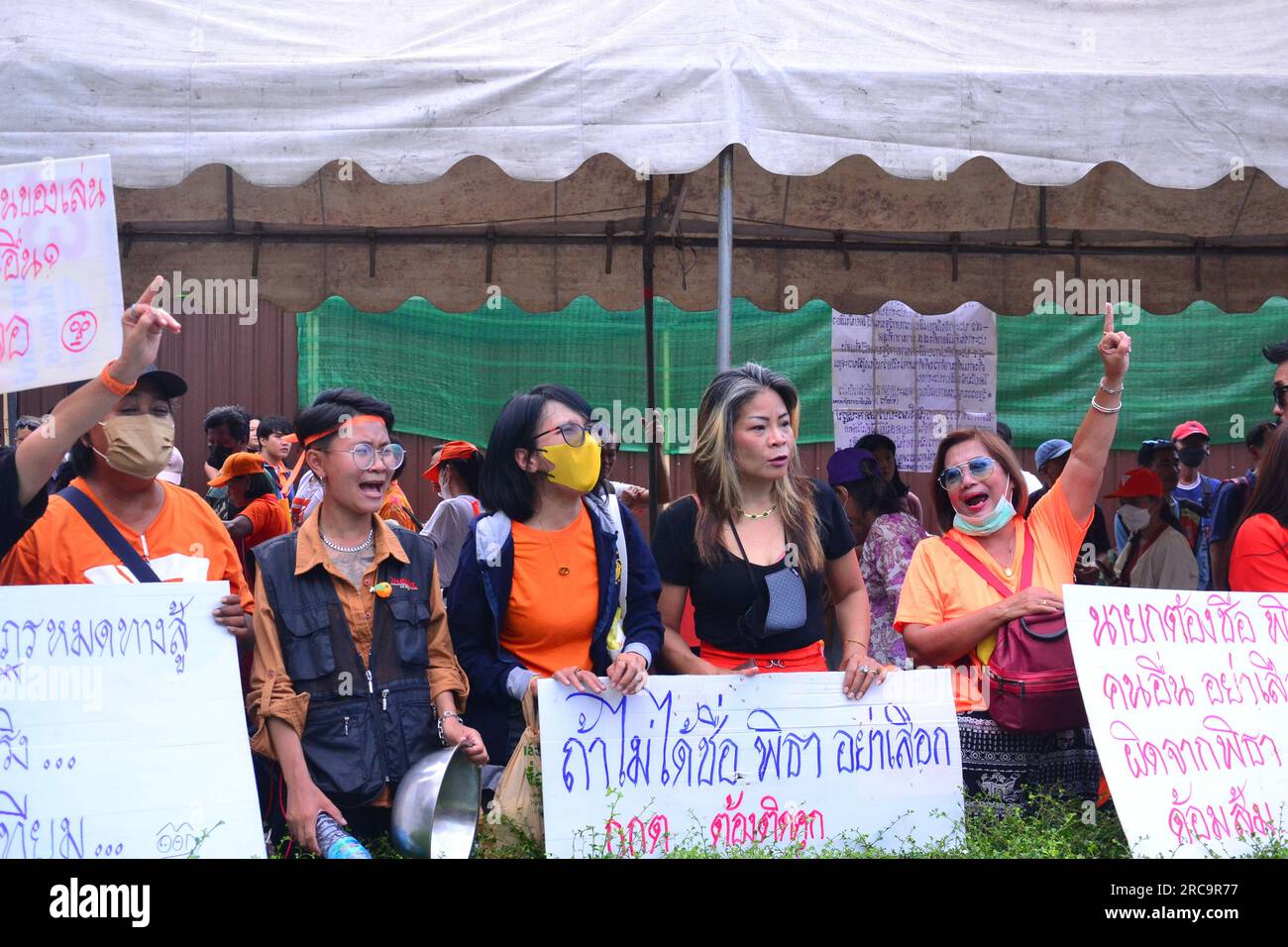 I manifestanti guardano le votazioni e reagiscono ai risultati su un grande schermo vicino al Parlamento thailandese. Sostengono Pita Limjaroenrat del Partito Move Forward. Quel partito ha vinto il maggior numero di voti nelle ultime elezioni. Protesta vicino al Parlamento, Bangkok, Thailandia. I manifestanti tailandesi guardano le votazioni su un grande schermo vicino al Parlamento thailandese. Sostengono Pita Limjaroenrat del Partito Move Forward. Il Parlamento vota il 13 luglio per decidere se il leader del partito di avanzamento, Pita Limjaroenrat, possa diventare il nuovo primo Ministro, ponendo fine a 9 anni di governo dall'ex capo dell'esercito Prayuth Chan-ocha. Foto Stock