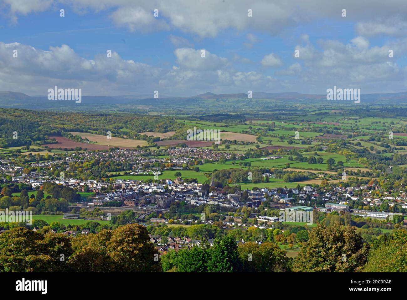 Guardando su Monmouth alle Black Mountains di Brecon Beacons dal Kymin, Monmouth Foto Stock