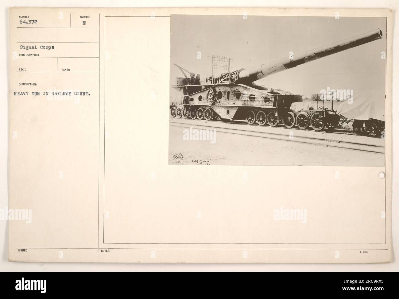 Fotografia di una pistola pesante montata su un binario ferroviario. Il cannone è numerato 64.372 e faceva parte delle attività militari durante la prima guerra mondiale. Si tratta di un ricordo del fotografo del corpo di segnale ed è stato scattato e rilasciato con il simbolo I. Ulteriori note menzionano che il cannone era su un supporto ferroviario, etichettato come Doudo 64372. Foto Stock
