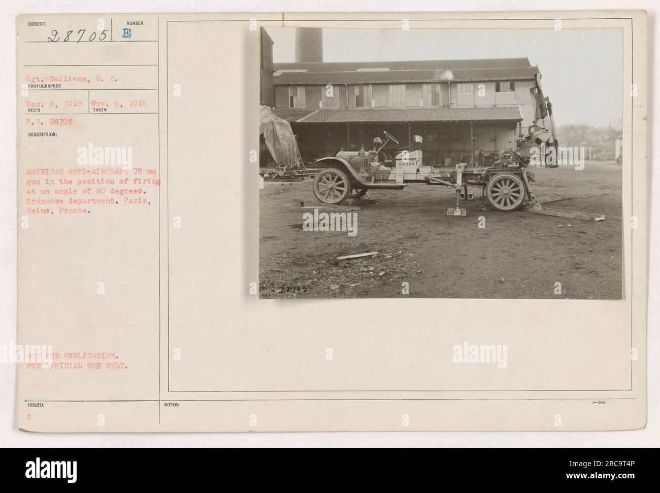 Soldati americani che impiegano un cannone antiaereo da 75 mm a Parigi, in Francia durante la prima guerra mondiale La foto è stata scattata il 2 dicembre 1918. La pistola è posizionata ad un angolo di 60 gradi, pronta per il lancio. Questa immagine non era destinata alla pubblicazione ed era destinata esclusivamente all'uso ufficiale. Foto Stock