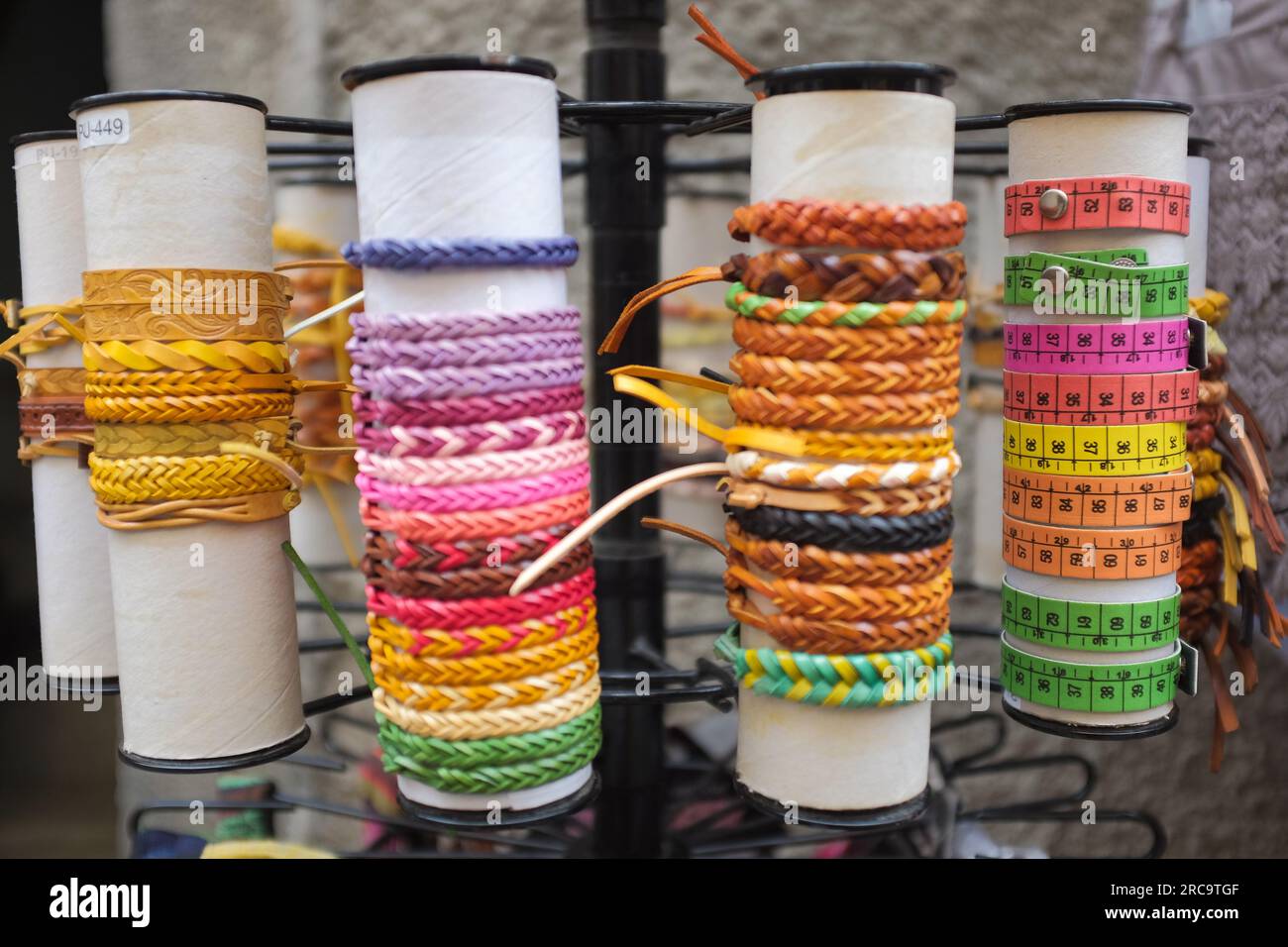 Cinque Terre, Italia - braccialetti colorati esposti all'esterno di un negozio. Souvenir locali venduti a Riomaggiore, una cittadina di mare sulla Riviera Italiana. Foto Stock