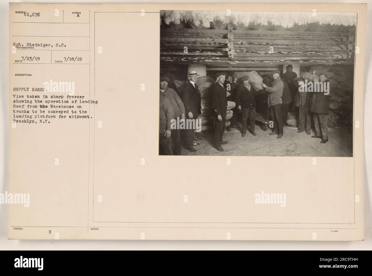 Vista dall'interno di un congelatore affilato alla base di rifornimento di Brooklyn, New York. L'operazione osservata è il carico di carne bovina dal magazzino sui camion, che saranno poi trasportati alla piattaforma di carico per la spedizione. Fotografia scattata il 18 luglio 1919. Foto Stock