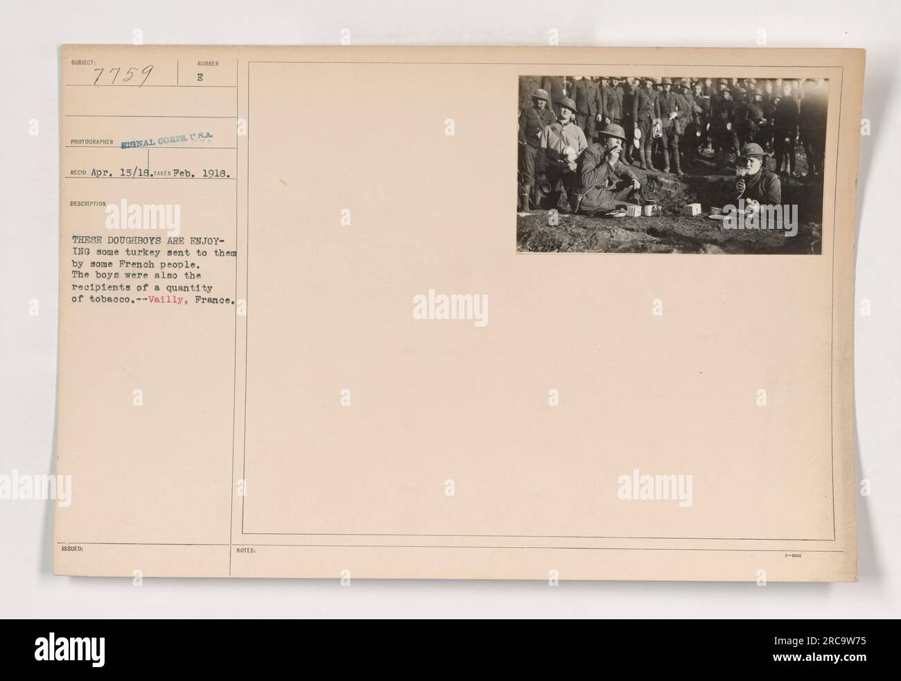 I soldati americani, noti come Doughboys, gusteranno un pasto di tacchino fornito dal generoso popolo francese a Vailly, in Francia durante la prima guerra mondiale Oltre alla turchia, i soldati ricevettero anche una fornitura di tabacco. Questa foto è stata scattata il 15 o 16 aprile 1918. Foto Stock