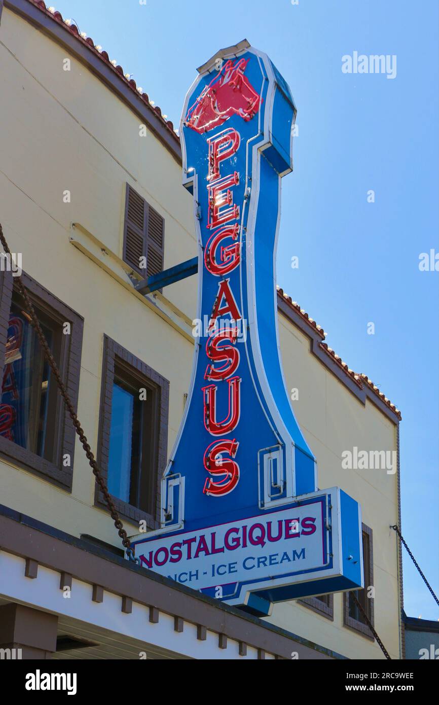 Segui le indicazioni per i negozi e i ristoranti chiusi del Pegasus Theatre, ex Lon Brown's Theatre First Street, Snohomish, Washington State USA Foto Stock