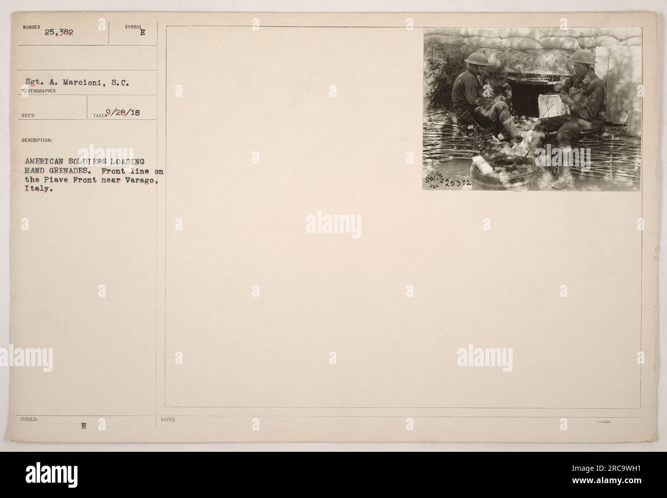 Soldati americani che caricano granate a mano sul fronte Piave vicino a Varago, in Italia. Questa fotografia, scattata dal sergente A. Marcioni il 28 settembre 1918, illustra la preparazione e l'armamento delle attività militari americane durante la prima guerra mondiale (Didascalia: 111-SC-25382, fotografie delle attività militari americane durante la prima guerra mondiale) Foto Stock
