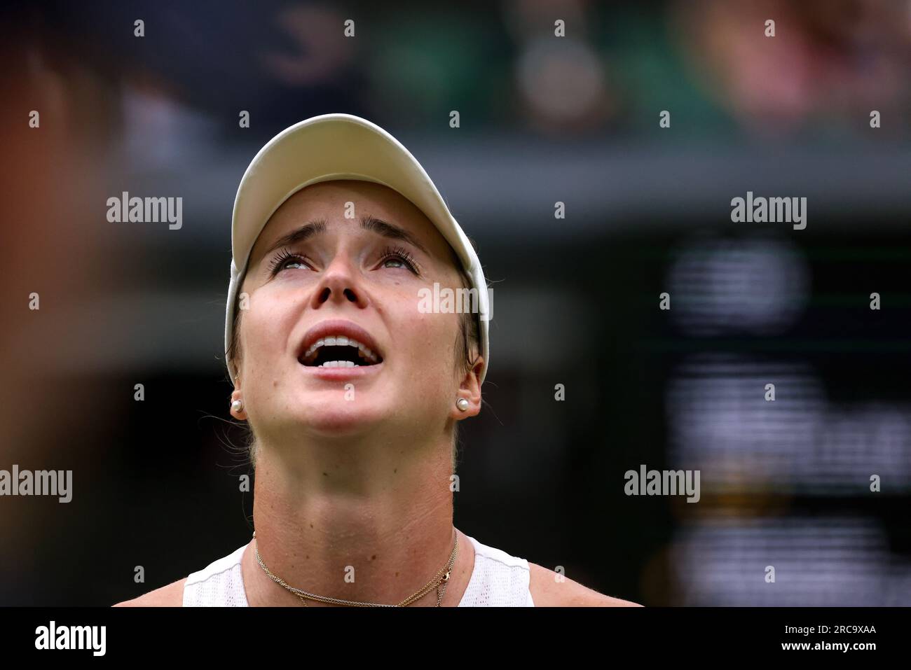 Wimbledon, Regno Unito. 13 luglio 2023. L'Ucraina Elina Svitolina dà un'angoscia dopo aver perso il suo servizio verso la fine del secondo set durante la sua partita di semifinale contro Marketa Vondrousova della Repubblica Ceca al Centre Court di Wimbledon oggi. Crediti: Adam Stoltman/Alamy Live News Foto Stock