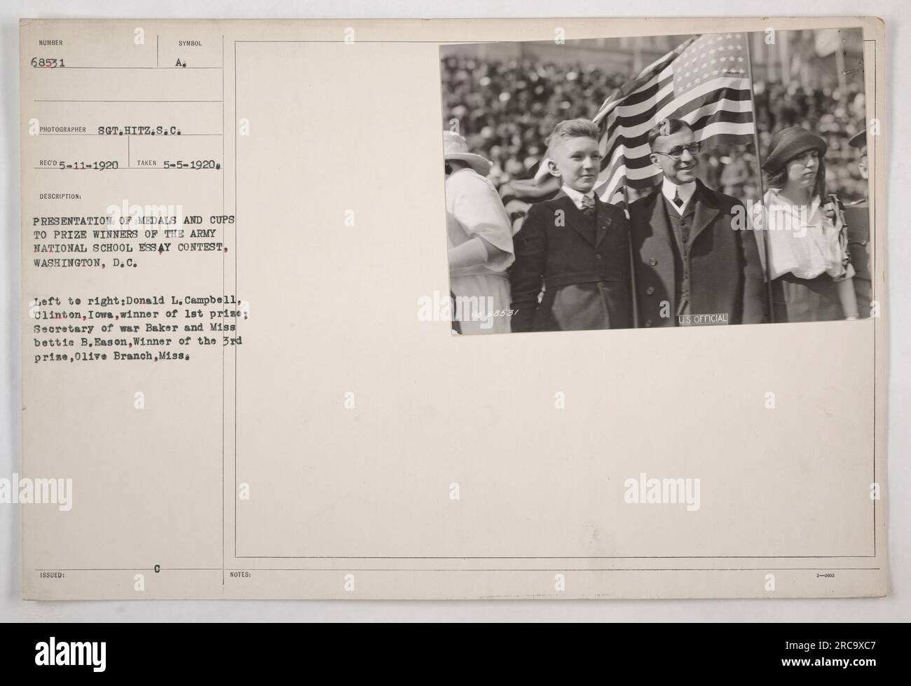 "Presentation of Medals to Army National School Essay Contest Winners: Donald L. Campbell di Clinton, Iowa riceve il primo premio, Miss Bettie B. Eason di Olive Branch, Mississippi riceve il terzo premio. C'è anche il Segretario alla Guerra Baker. Washington, D.C., 5 maggio 1920. Foto di SGT. HITZ.S.C.. (US Official, 068531)." Foto Stock