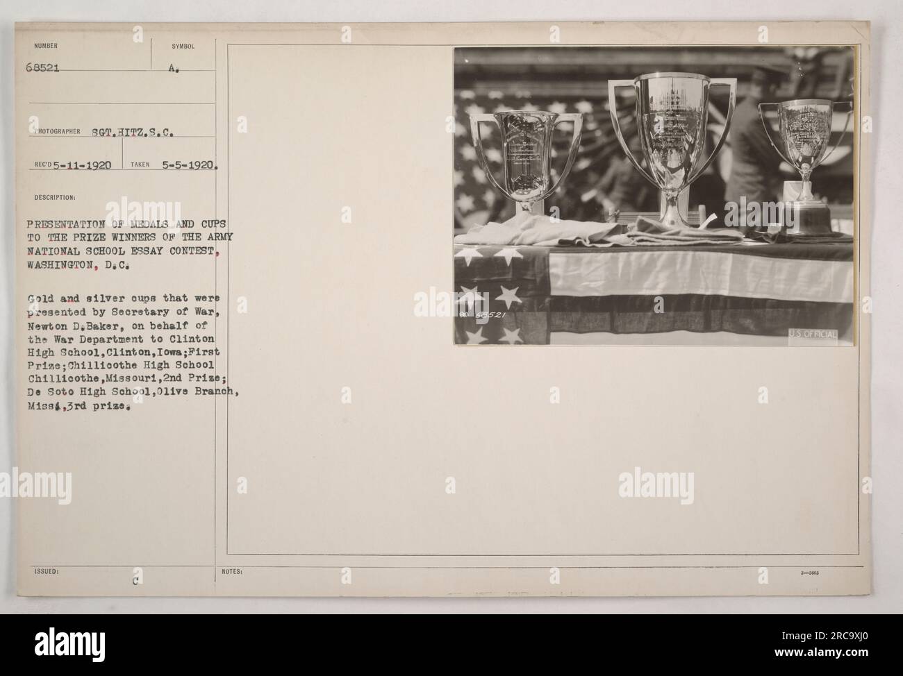 "Presentazione di medaglie e coppe ai vincitori del concorso "Army National School Essay Contest" a Washington, D.C. Medaglie e coppe sono state assegnate alla Clinton High School, Clinton, Iowa (1° premio), Chillicothe High School, Chillicothe, Missouri (2° premio), e De Soto High School, Olive Branch, Mississippi (3° premio) dal Segretario alla Guerra Newton D. Baker per conto del Dipartimento della Guerra." Foto Stock