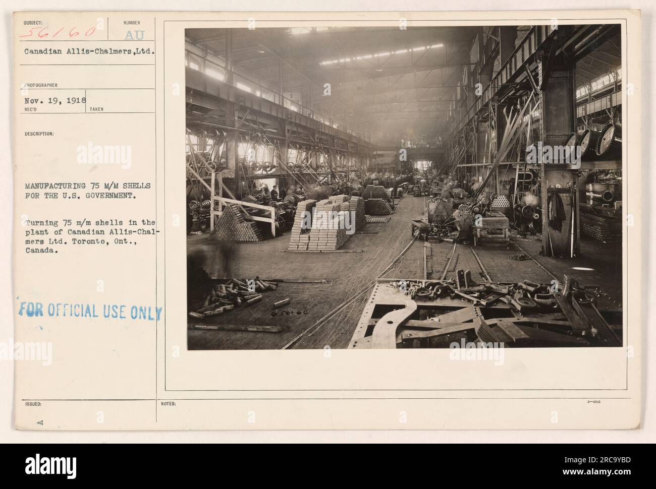 I lavoratori dello stabilimento canadese Allis-Chalmers Ltd. Di Toronto, Ontario, Canada, sono visti girare proiettili da 75 m/m per il governo degli Stati Uniti durante la prima guerra mondiale. Questa fotografia cattura il processo di produzione presso lo stabilimento, mostrando la produzione di queste forniture militari essenziali. Foto Stock
