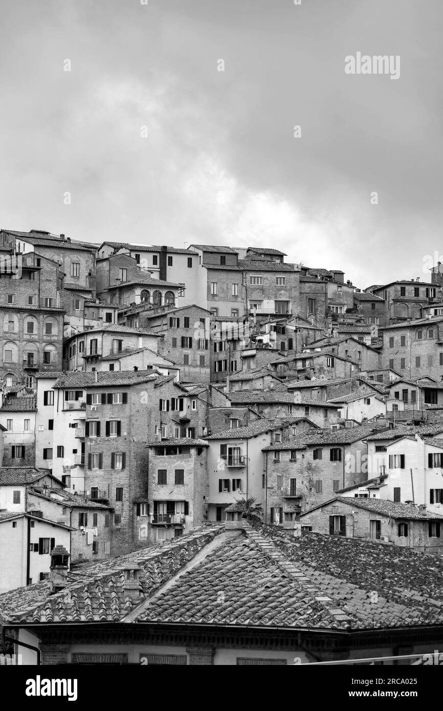 Architettura generica e vista panoramica dalla storica città italiana di Siena in Toscana. Foto Stock