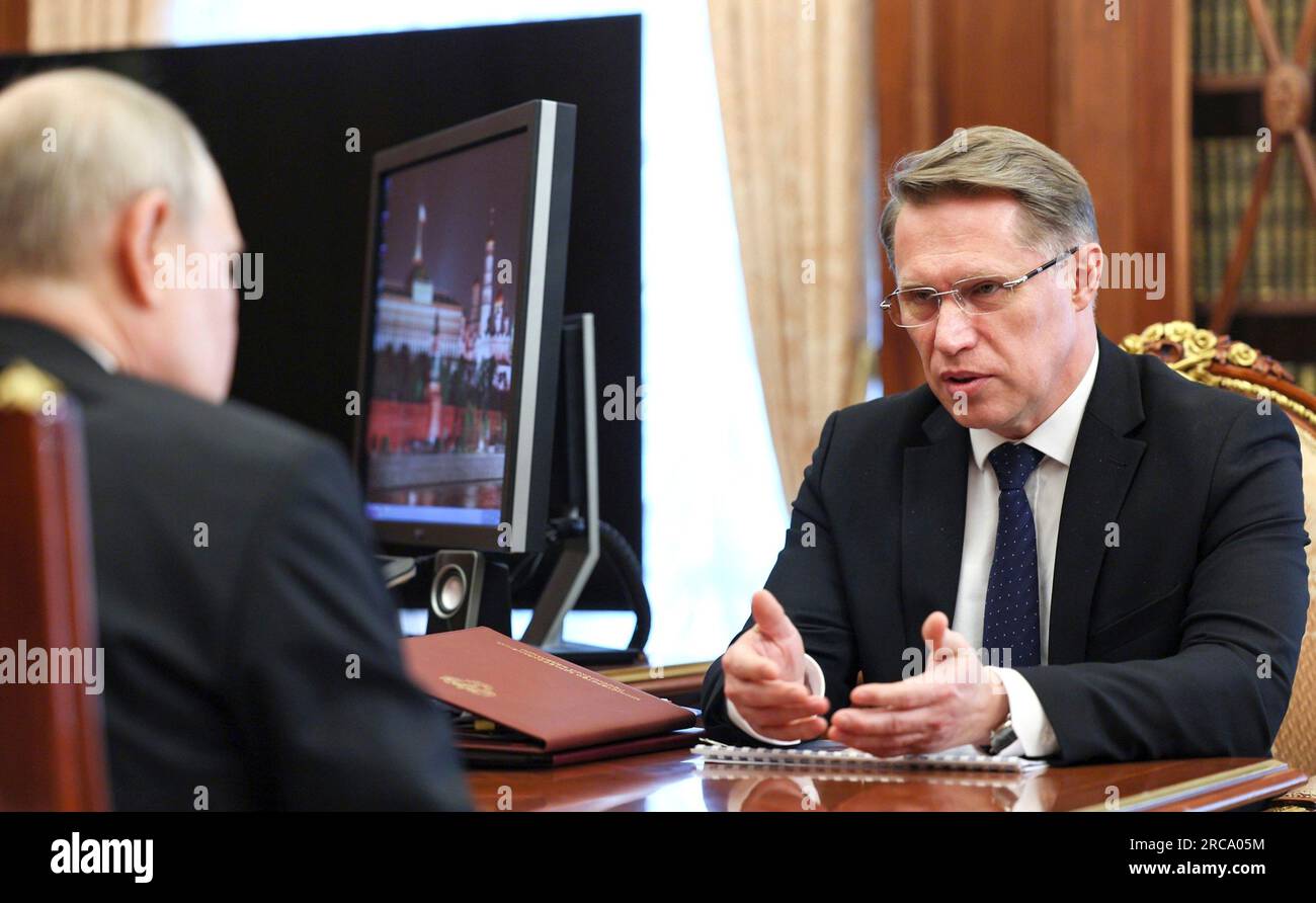 Mosca, Russia. 12 luglio 2023. Il presidente russo Vladimir Putin durante un incontro faccia a faccia con il ministro della Sanità Mikhail Murashko, giusto, al Cremlino, il 12 luglio 2023 a Mosca, Russia. Credito: Alexander Kazakov/Cremlino Pool/Alamy Live News Foto Stock