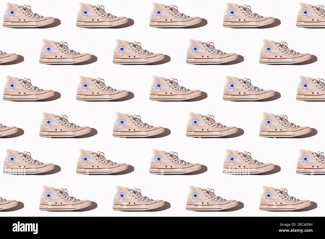 Modello di scarpe da basket Converse All Star Chuck Jaylor, indossate e in  vecchio stile vintage bianco, su sfondo bianco. Concetto di moderno, alla  moda, retrò, ba Foto stock - Alamy