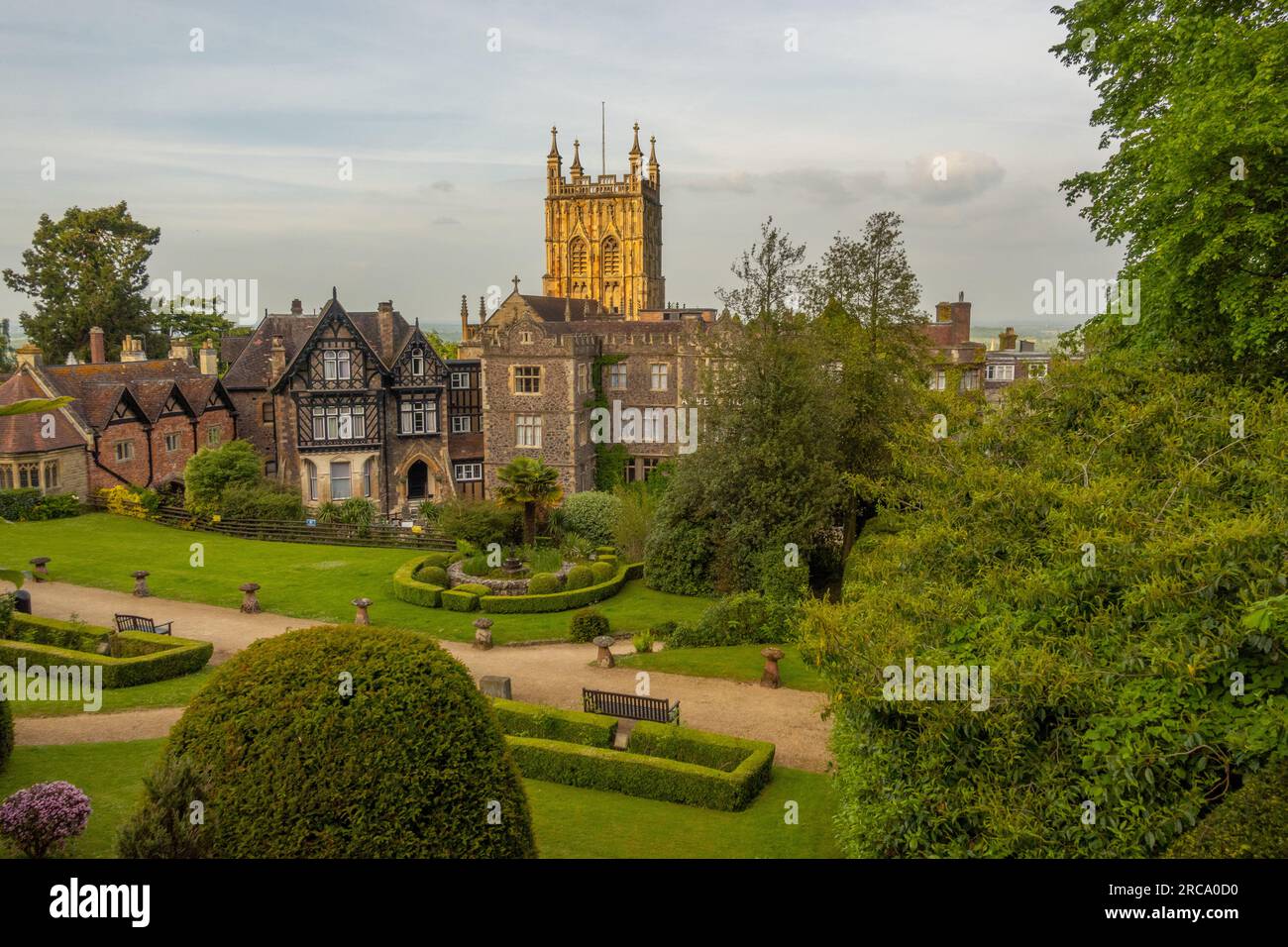 Al tramonto c'era la bellissima chiesa Prioria di Malvern, con l'Abby hotel in primo piano Foto Stock