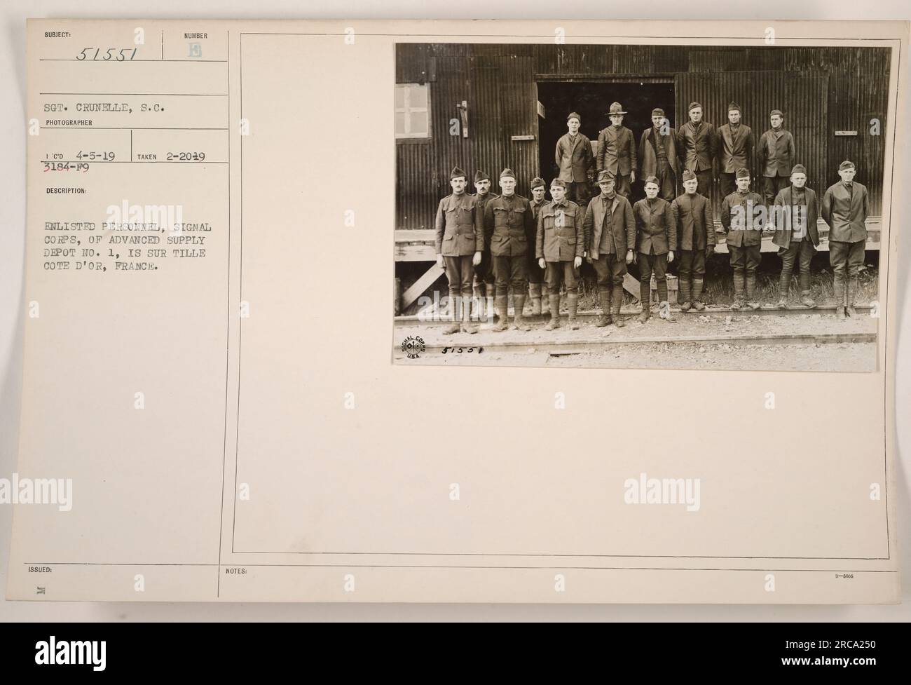 Didascalia: Personale arruolato dal Signal Corps del deposito avanzato n. 1 di IS Sur Tille, Cote D'Or, Francia. Questa foto è stata scattata il 5 aprile 1919 dal fotografo Charles D. Subject. L'immagine fa parte del CD numero 51551 ed è descritta come raffigurante un gruppo di soldati. Foto Stock