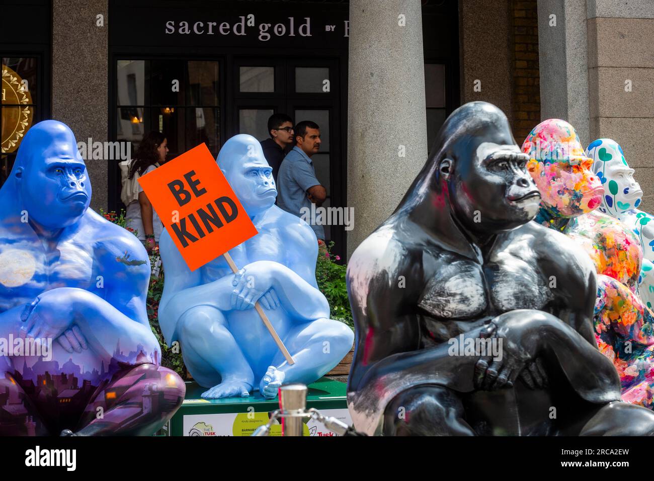 Londra, Regno Unito. 13 luglio 2023. La gente vede alcuni dei quindici gorilla decorati a grandezza naturale che formano il Tusk Gorilla Trail, che vengono presentati al pubblico tutti insieme a Covent Garden. Ogni gorilla è stato progettato da una celebrità, tra cui l'ex membro dei Rolling Stones Ronnie Wood, il fotografo Rankin e l'attore John Cleese. Dal 14 luglio, le opere d'arte saranno collocate intorno alla piazza di Covent Garden e alle strade circostanti, così come a Seven Dials, fino a metà ottobre prima di essere messe all'asta per raccogliere fondi per le pratiche di conservazione di Tusk in Africa. Crediti: Stephen Chung / Alamy Live News Foto Stock