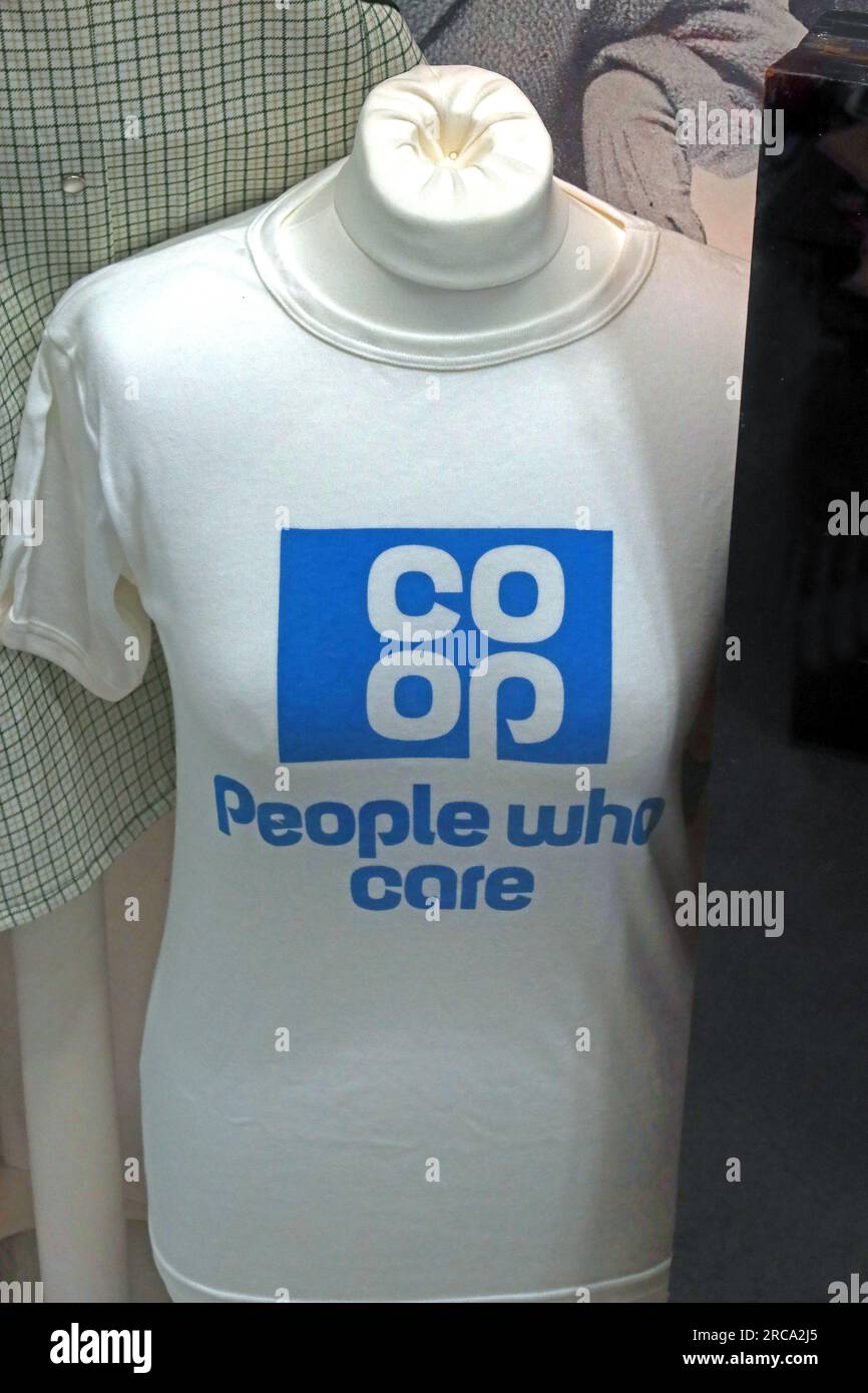 Co-Op People who care Blue on White T-Shirt, CWS Rochdale, Manchester, Inghilterra, Regno Unito, OL12 0NU Foto Stock