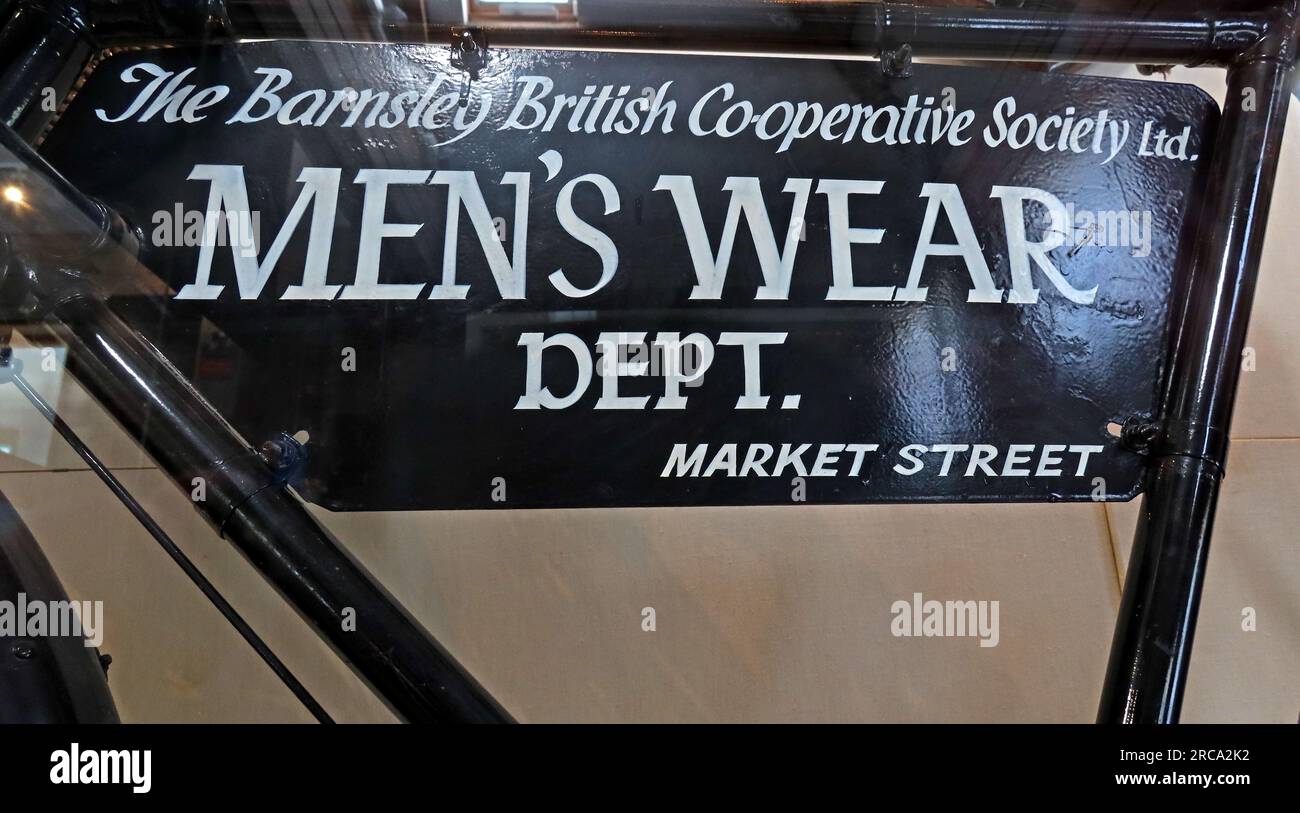 The Barnsley British Co-operative Society Ltd - reparto abbigliamento uomo, Market Street Foto Stock