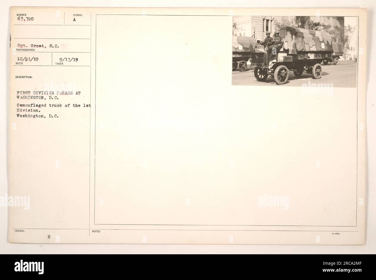 'Fifth Division Parade a Washington, D.C. Durante la sfilata è possibile vedere un camion mimetico appartenente alla prima Divisione. Questa foto, contrassegnata con il numero 63.720, è stata scattata dal sergente Groat il 21 ottobre 1919. Il carrello sembra essere equipaggiato per operazioni militari, eventualmente utilizzato a fini di trasporto o logistica." Foto Stock