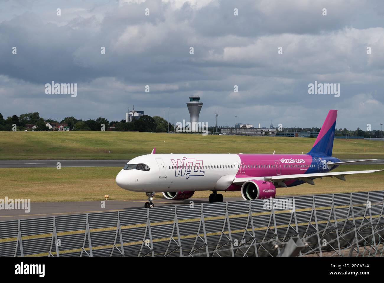 Wizz Air Malta Airbus A321-271 rullaggio per il decollo all'aeroporto di Birmingham, Regno Unito (9H-WDK) Foto Stock