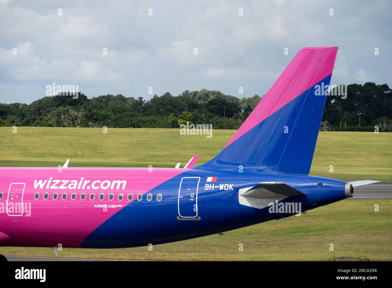 Wizz Air Malta Airbus A321-271 presso l'aeroporto di Birmingham, Regno Unito (9H-WDK) Foto Stock