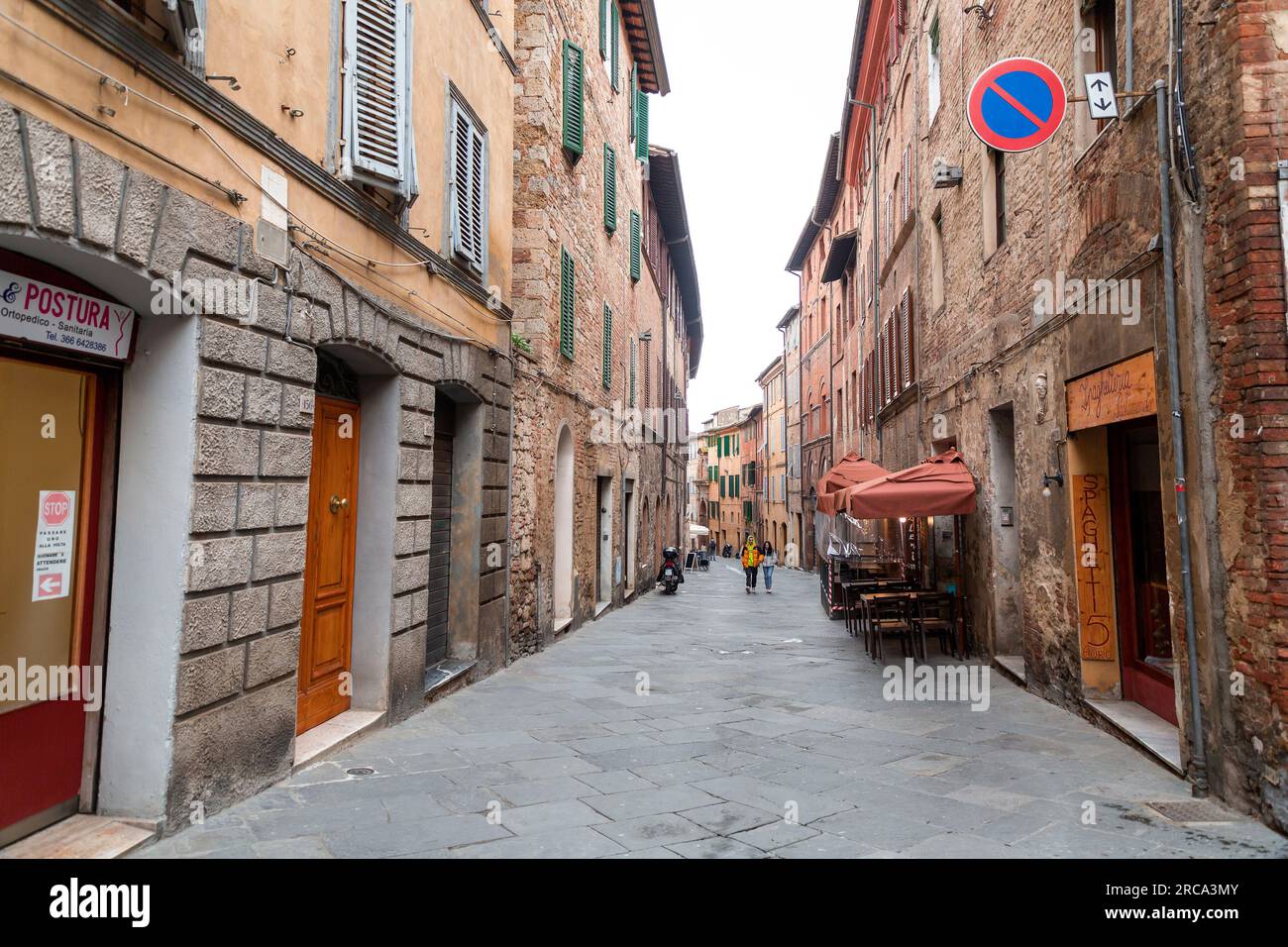 Siena, Italia - Apr 7, 2022: Architettura generica e vista sulla strada dalla storica città italiana di Siena in Toscana. Foto Stock