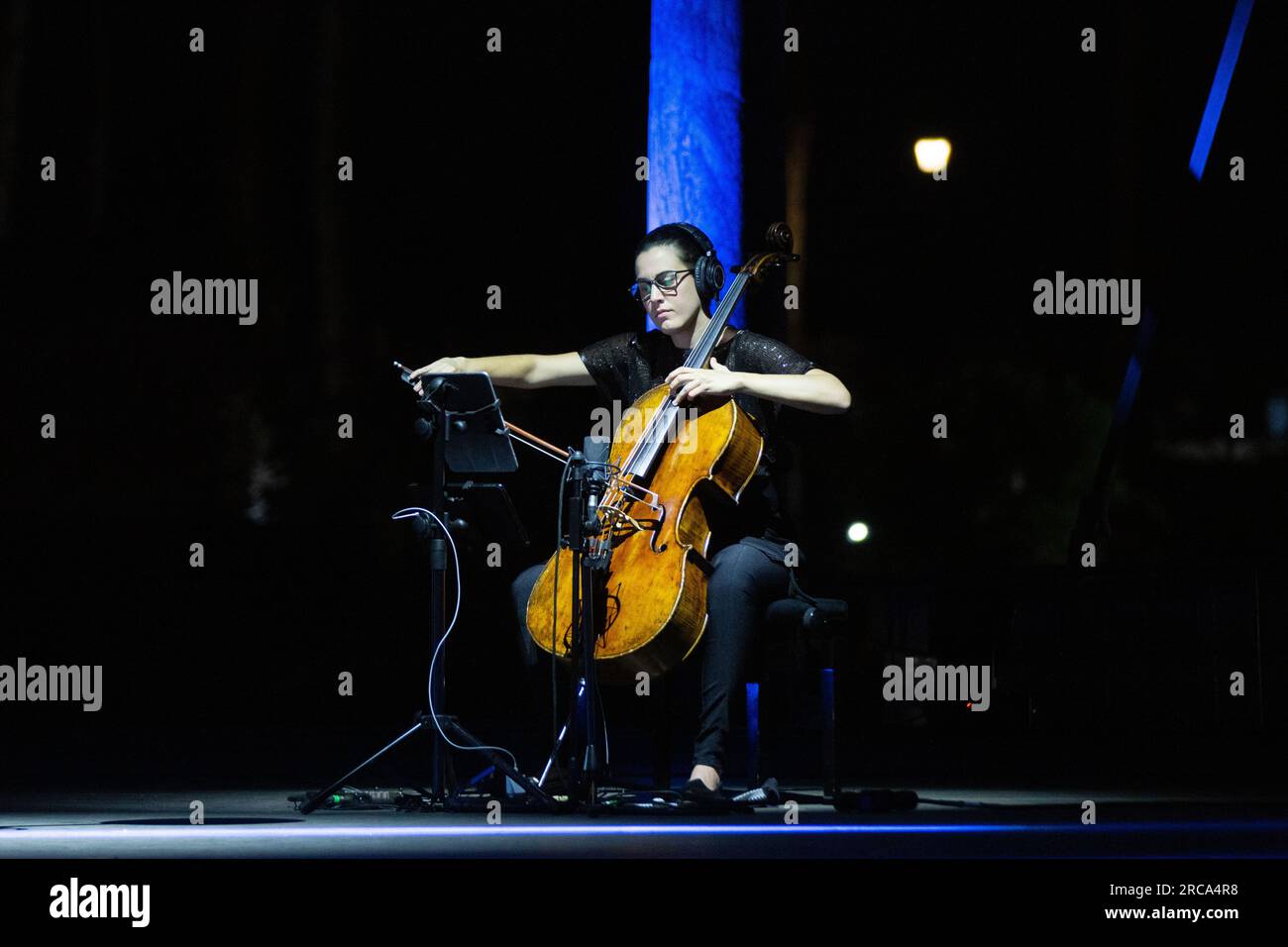 Ostia Antica, Italia. 12 luglio 2023. La violoncellista chiara Trentin durante il concerto 'eri con me: Alice canta Battiato' al Teatro Romano di Ostia Antica (foto di Matteo Nardone/Pacific Press) crediti: Pacific Press Media Production Corp./Alamy Live News Foto Stock