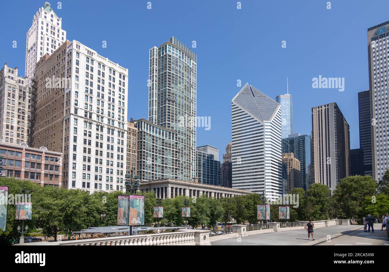 Edifici del Chicago Skyscraper visti dal Millennium Park nel centro di Chicago, Stati Uniti Foto Stock