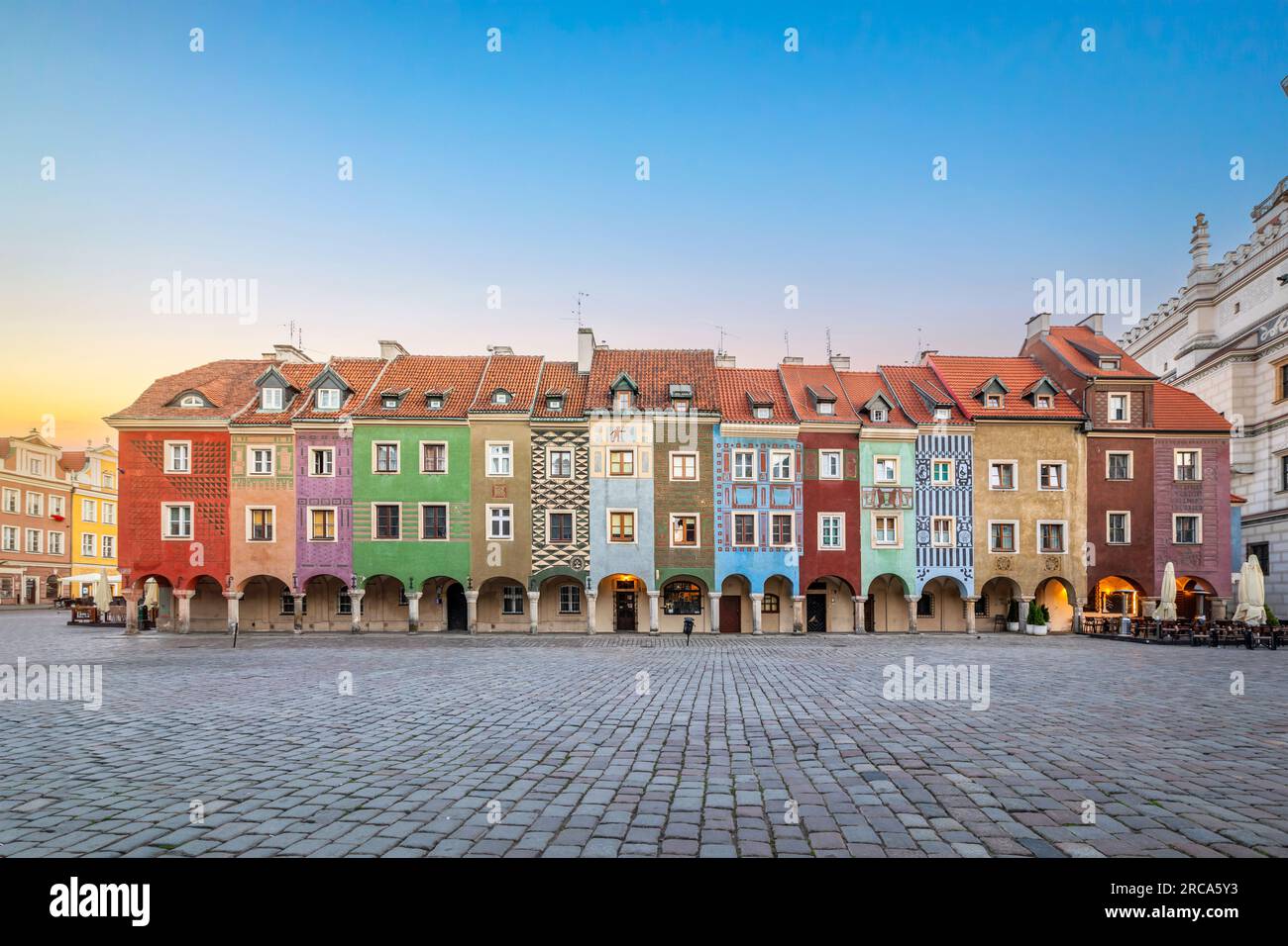 Poznan, Polonia - veduta delle colorate case mercantili del XVI secolo nella Piazza del mercato Vecchio Foto Stock