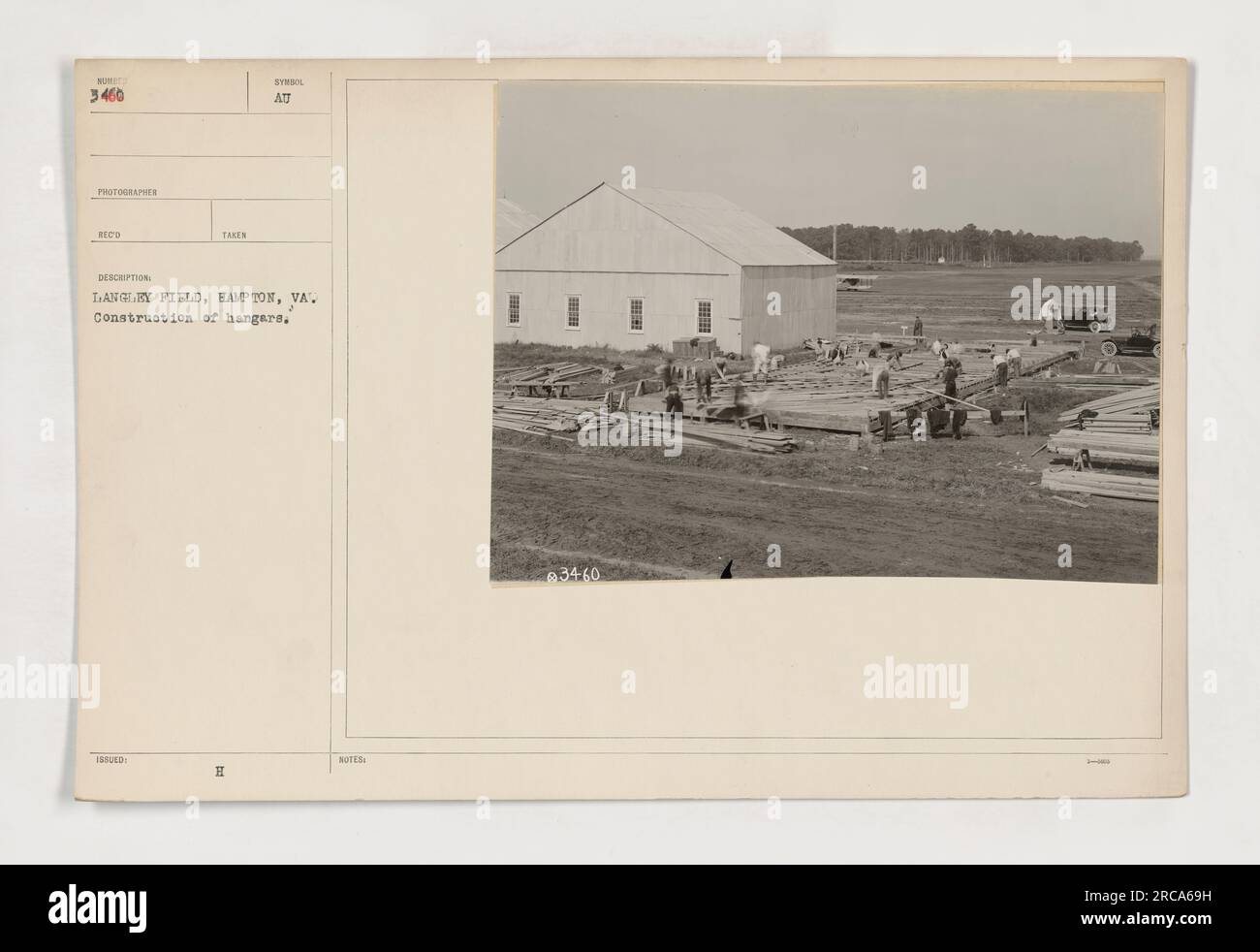 Costruzione di hangar a Langley Field ad Hampton, Virginia durante la prima guerra mondiale. L'immagine mostra i lavoratori e le attrezzature utilizzate nel processo di costruzione. Foto Stock