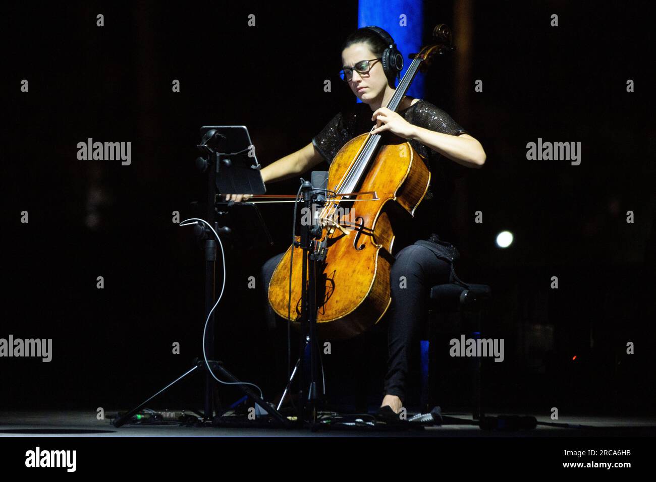 La violoncellista chiara Trentin durante il concerto 'eri con me: Alice canta Battiato' al Teatro Romano di Ostia Antica (foto di Matteo Nardone / Pacific Press/Sipa USA) Foto Stock