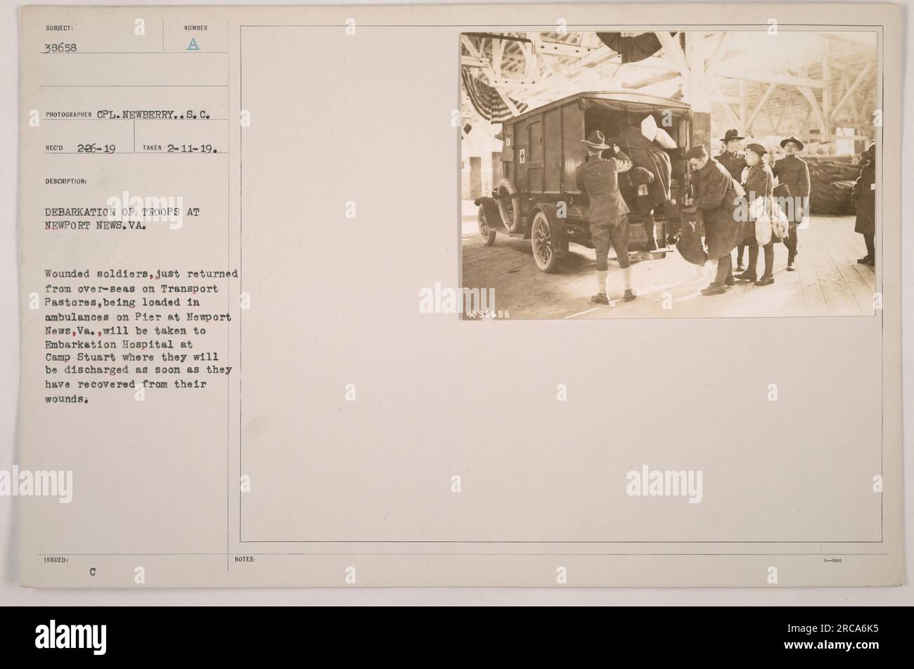 I soldati feriti di recente tornati dall'oltreoceano a bordo dei Transport Pastores vengono caricati in ambulanze su un molo a Newport News, Virginia. Saranno trasportati all'ospedale di imbarco a Camp Stuart, dove saranno dimessi una volta che si saranno ripresi dalle ferite. 98658 Nota: Immagine scattata il 2-11-19. Foto Stock