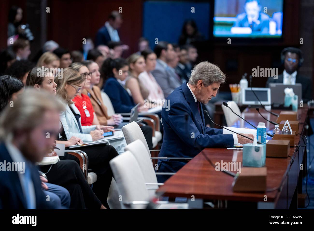 Washington, Stati Uniti. 13 luglio 2023. L'inviato presidenziale speciale del Dipartimento di Stato per il clima John Kerry testimonia in un'audizione prima dell'audizione della sottocommissione per la supervisione e la responsabilità sull'agenda climatica del Dipartimento di Stato a Capitol Hill a Washington, DC giovedì 13 luglio 2023. Foto di Ken Cedeno/UPI Credit: UPI/Alamy Live News Foto Stock