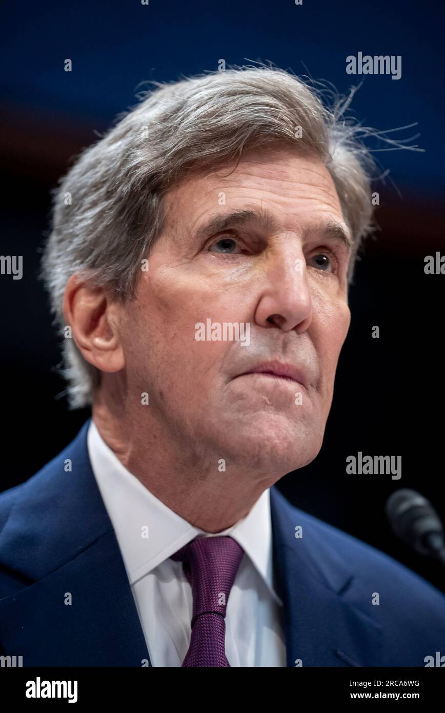 Washington, Stati Uniti. 13 luglio 2023. L'inviato presidenziale speciale del Dipartimento di Stato per il clima John Kerry testimonia in un'audizione prima dell'audizione della sottocommissione per la supervisione e la responsabilità sull'agenda climatica del Dipartimento di Stato a Capitol Hill a Washington, DC giovedì 13 luglio 2023. Foto di Ken Cedeno/UPI Credit: UPI/Alamy Live News Foto Stock