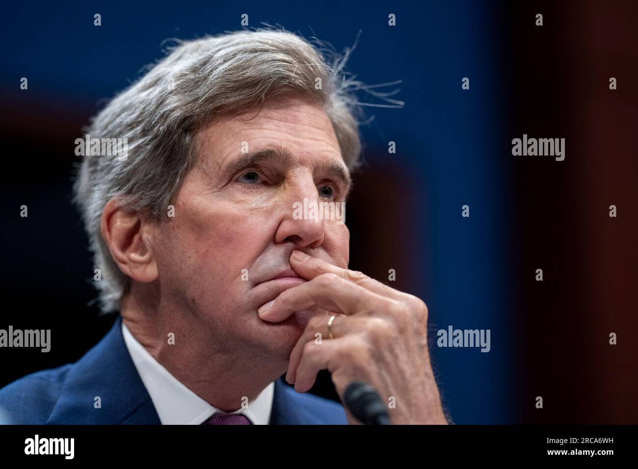 Washington, Stati Uniti. 13 luglio 2023. L'inviato presidenziale speciale del Dipartimento di Stato per il clima John Kerry testimonia in un'audizione prima dell'audizione della sottocommissione per la supervisione e la responsabilità sull'agenda climatica del Dipartimento di Stato a Capitol Hill a Washington, DC giovedì 13 luglio 2023. Foto di Ken Cedeno/UPI Credit: UPI/Alamy Live News Foto Stock