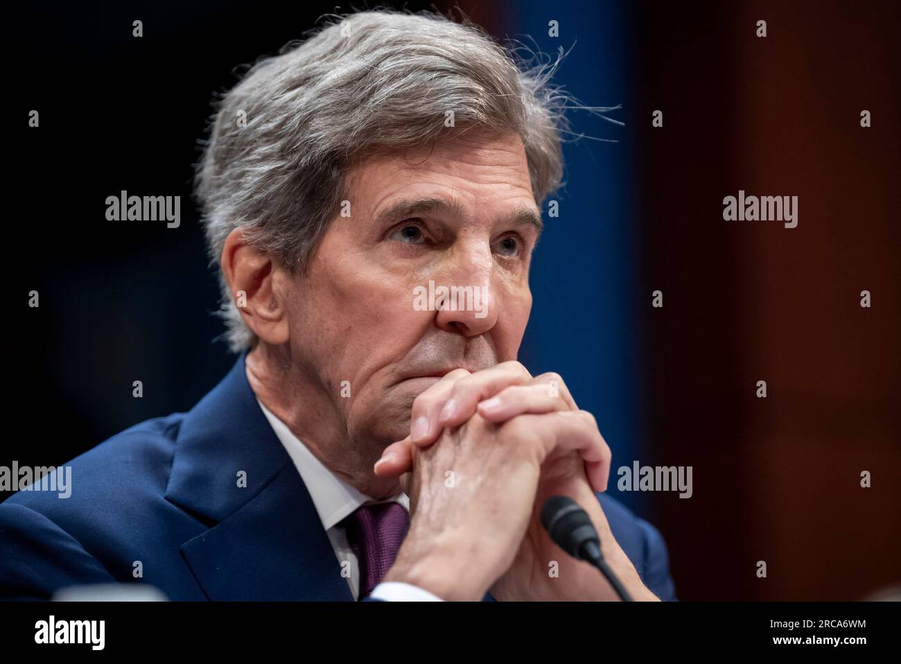 Washington, Stati Uniti. 13 luglio 2023. L'inviato presidenziale speciale del Dipartimento di Stato per il clima John Kerry testimonia in un'audizione prima dell'audizione della sottocommissione per la supervisione e la responsabilità sull'agenda climatica del Dipartimento di Stato a Capitol Hill a Washington, DC giovedì 13 luglio 2023. Foto di Ken Cedeno/UPI Credit: UPI/Alamy Live News Foto Stock