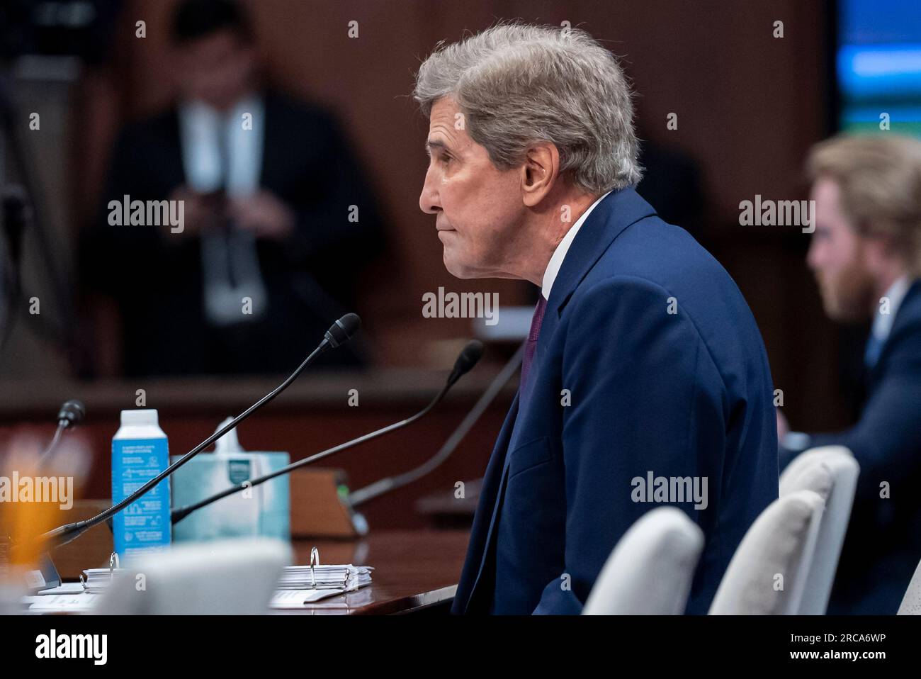 Washington, Stati Uniti. 13 luglio 2023. L'inviato presidenziale speciale del Dipartimento di Stato per il clima John Kerry testimonia in un'audizione prima dell'audizione della sottocommissione per la supervisione e la responsabilità sull'agenda climatica del Dipartimento di Stato a Capitol Hill a Washington, DC giovedì 13 luglio 2023. Foto di Ken Cedeno/UPI Credit: UPI/Alamy Live News Foto Stock
